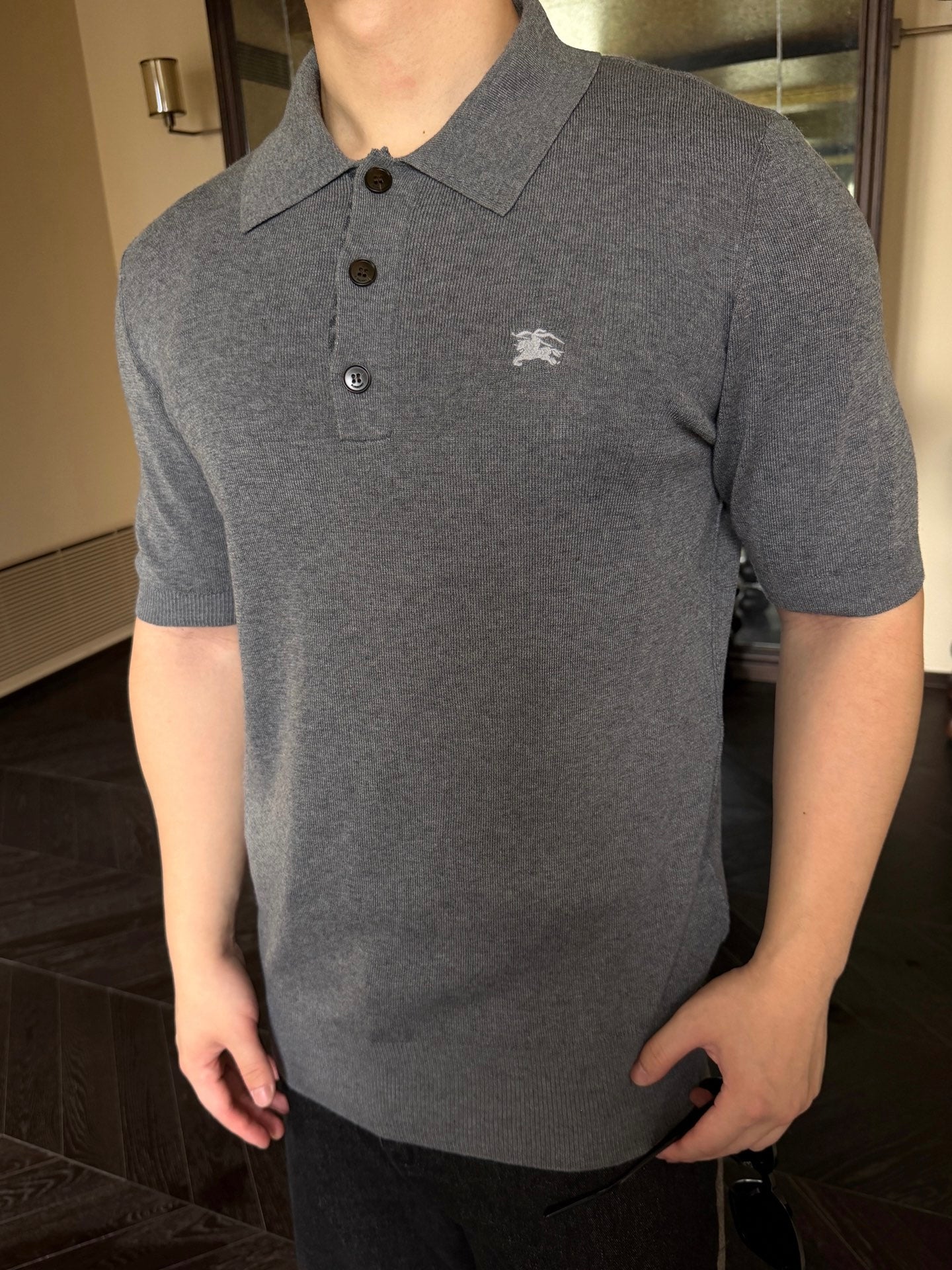 2026 New Triangle Brand Besticktes Poloshirt aus Wollmischung mit Reißverschluss vorne (25127-A70)