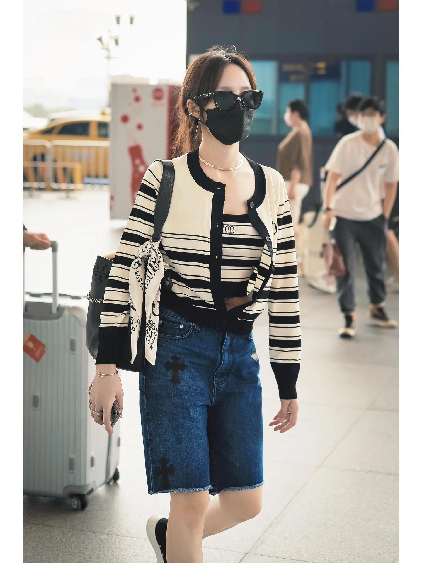 2026 Women’s CH Cross Logo Denim Shorts (EE407)