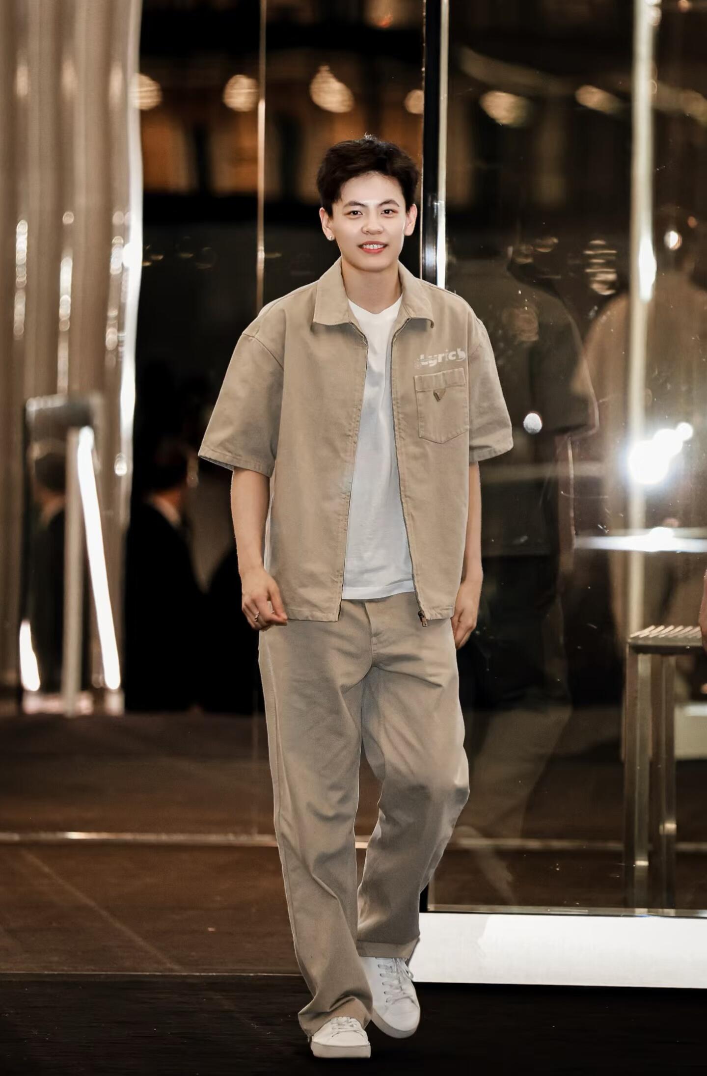 2026 New Model Triangle Brand Denim Pants (BB4015-B60)