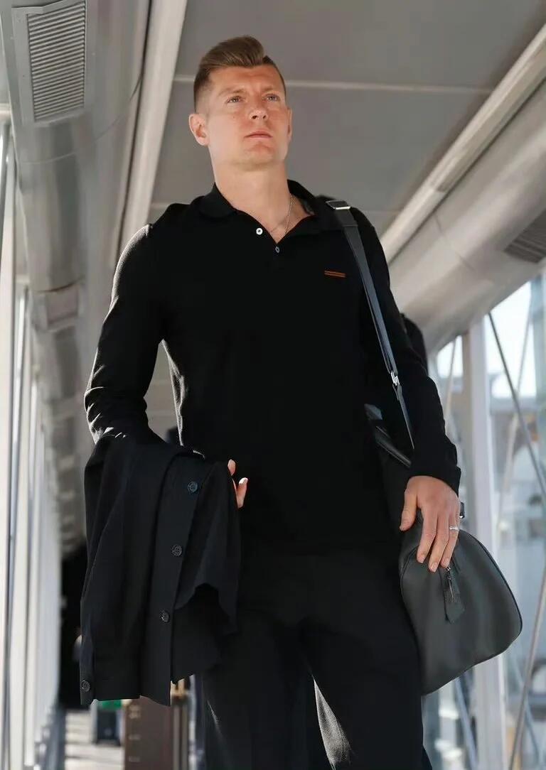 2026 New Model ZE Logo Polo Sweater (AA1031-B10)