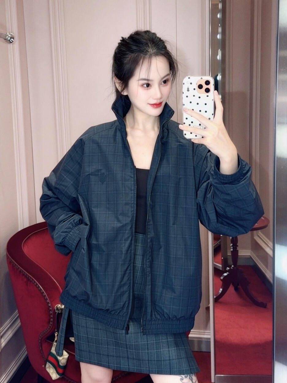 2026 Women's GU Badge Embroidered Checkered Coat (EE452)