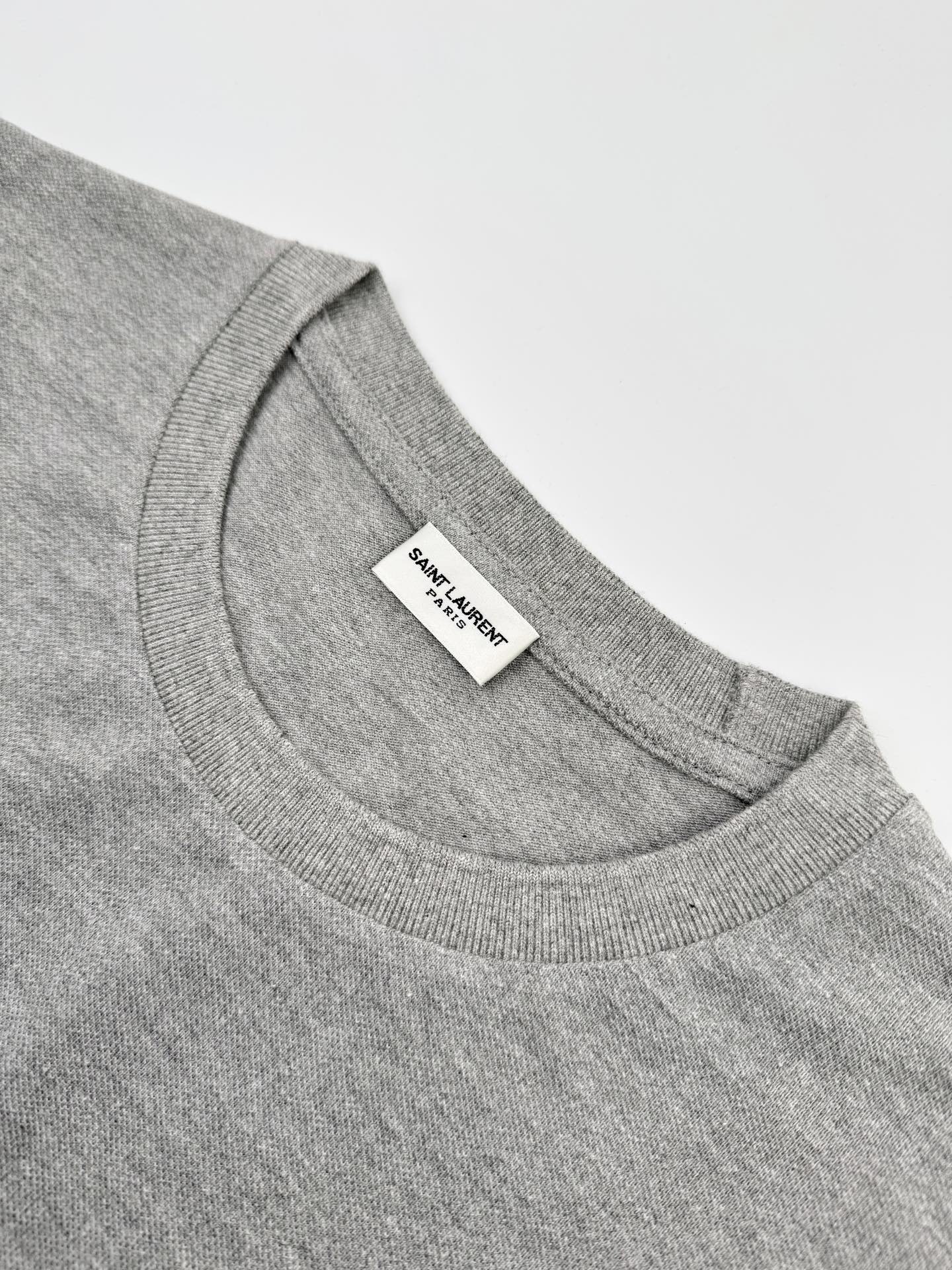 2026 Neues Saint L T-Shirt mit gesticktem Logo (25137-A05)