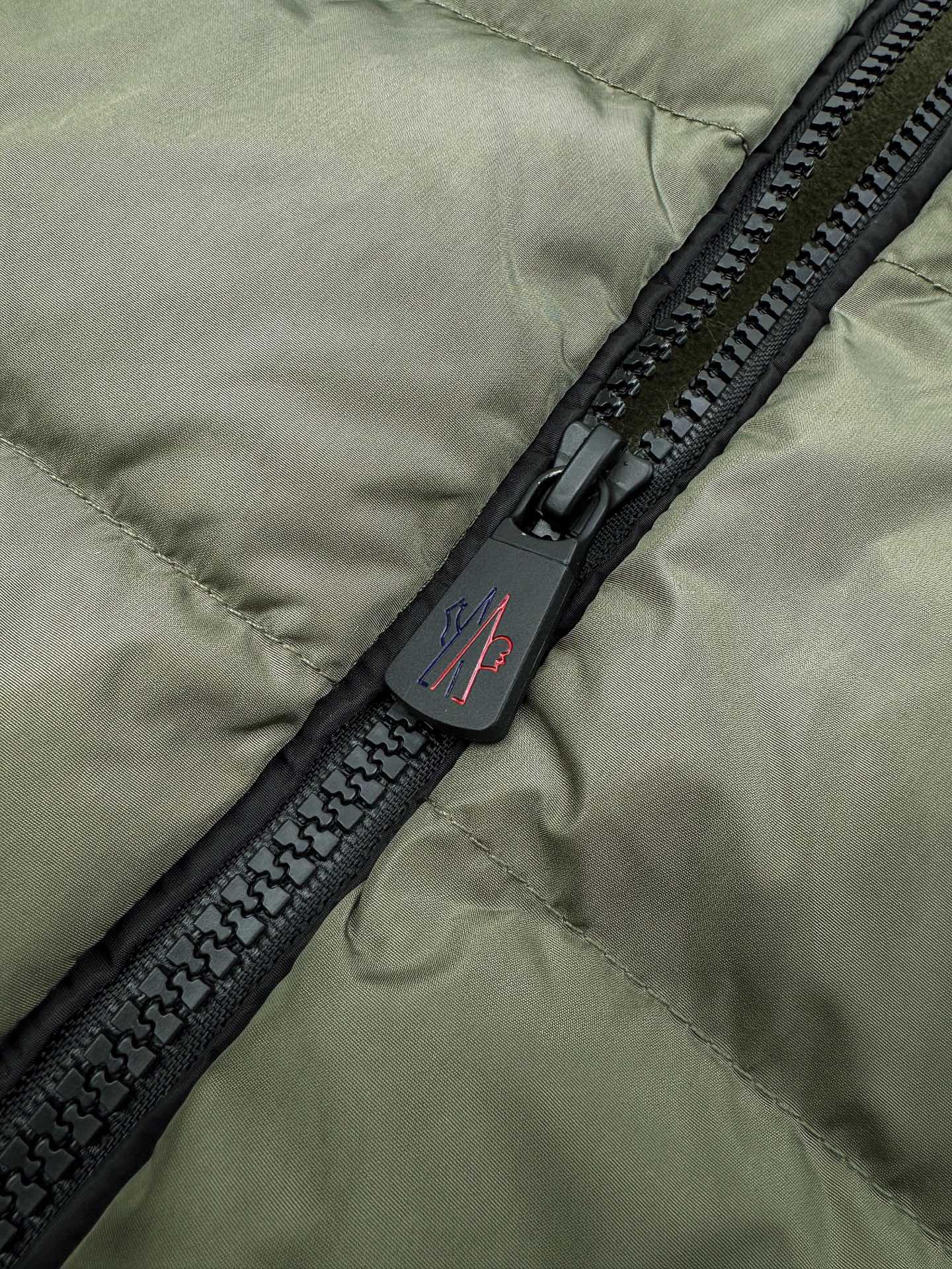 2026 New Mon Logo Woven Patchwork Down Jacket (25378-D10)