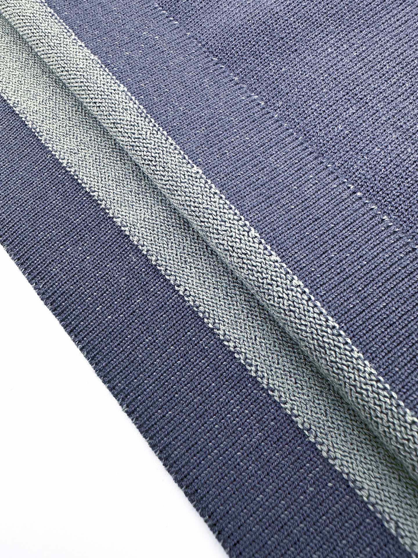 2026 New Triangle Brand Besticktes Poloshirt aus Wollmischung mit Reißverschluss vorne (25127-A70)