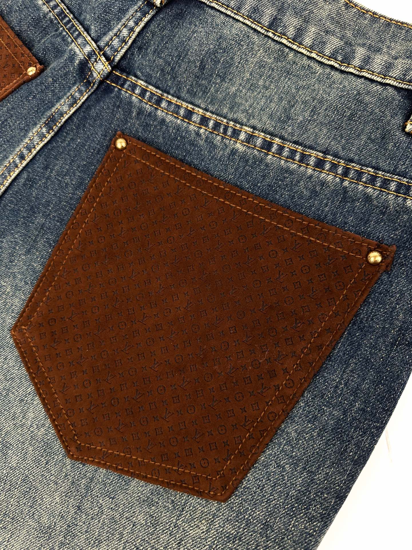 2026 New Model LY Leather Detail Pockets Denim Jeans (BB4018-B80)