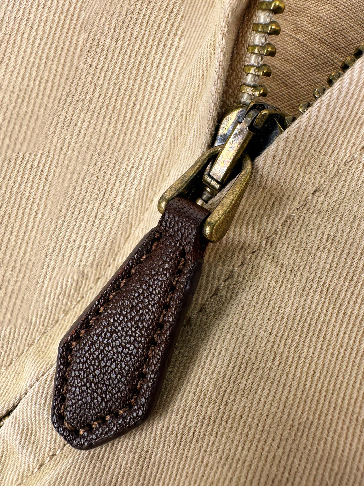 2026 New Model Triangle Brand Embroidered Leather Zipper Coat (BB870-C15)