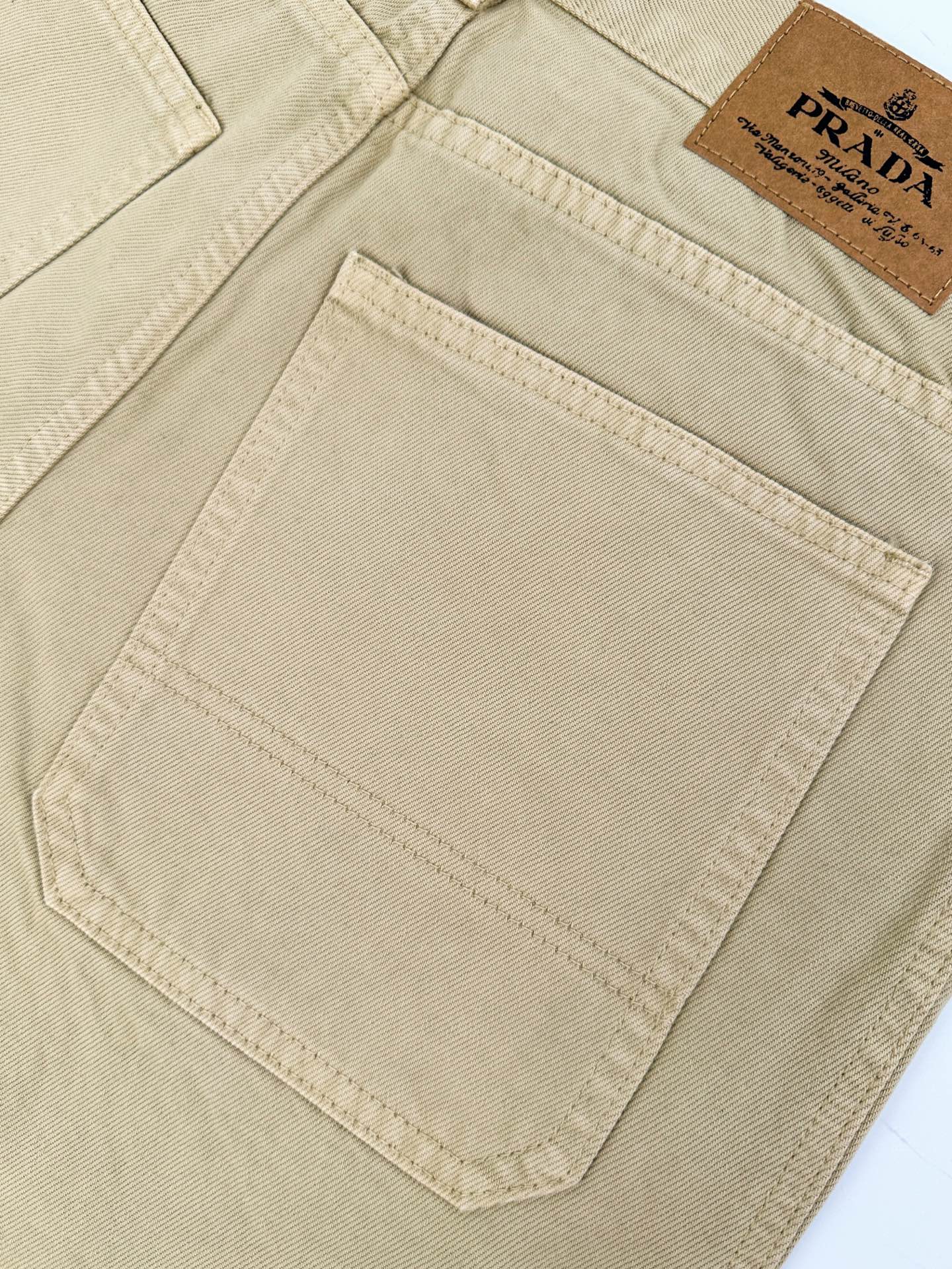 2026 New Model Triangle Brand Denim Pants (BB4015-B60)